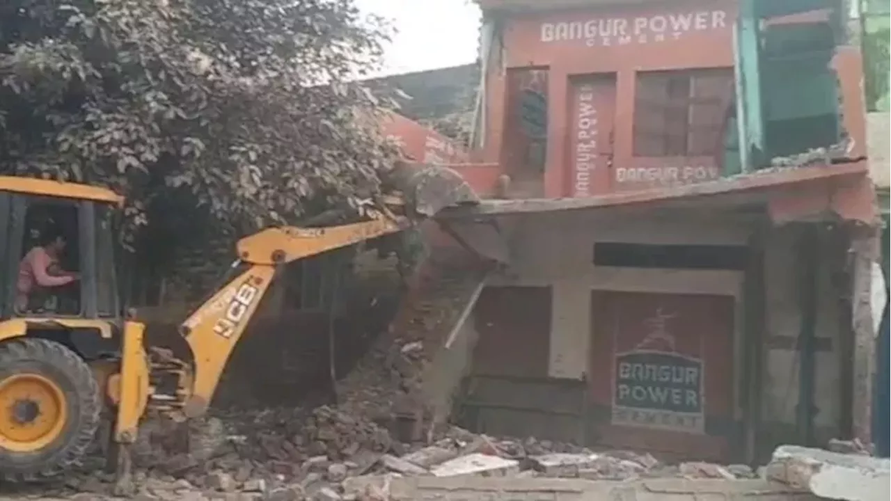 Bulldozer Action: यूपी में फिर अवैध निर्माण पर चला बुलडोजर, रामलीला चौराहे के पास तीन पक्के मकान टूटे