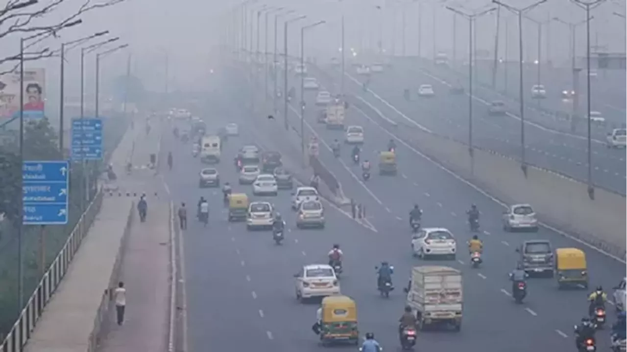 Delhi Pollution: 400 से नीचे आया दिल्ली-NCR का AQI, कोहरे से मिली थोड़ी राहत; पढ़ें आज कहां कैसा हाल