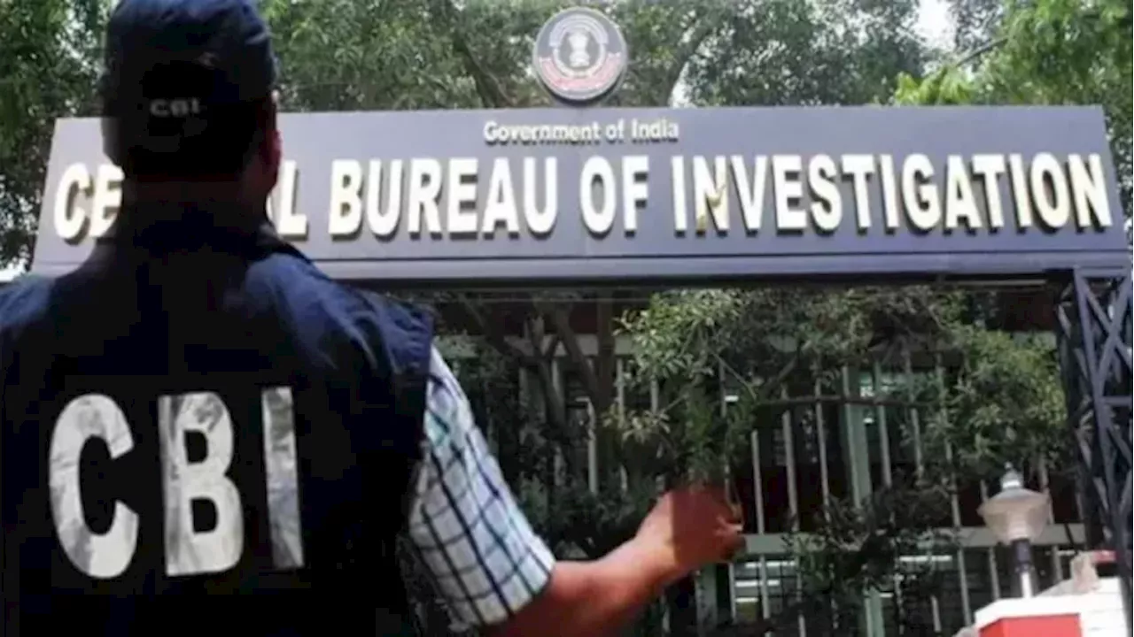 UP News: प्रतापगढ़ में CBI के छापे से मचा हड़कंप, डाककर्मी के बेटे को रिश्वत लेने के आरोप में रंगेहाथ पकड़ा