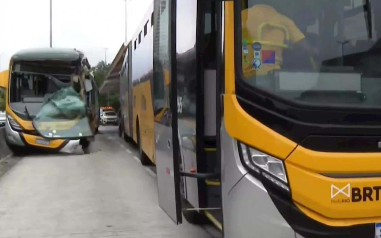 Acidente entre dois ônibus do BRT deixa 29 pessoas feridas na Barra