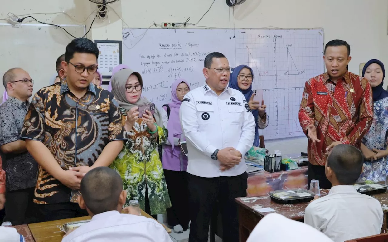 Dukung Program Pemerintah, Pemkot Palembang Bagikan Makanan Bergizi Gratis ke Pelajar SMP 10