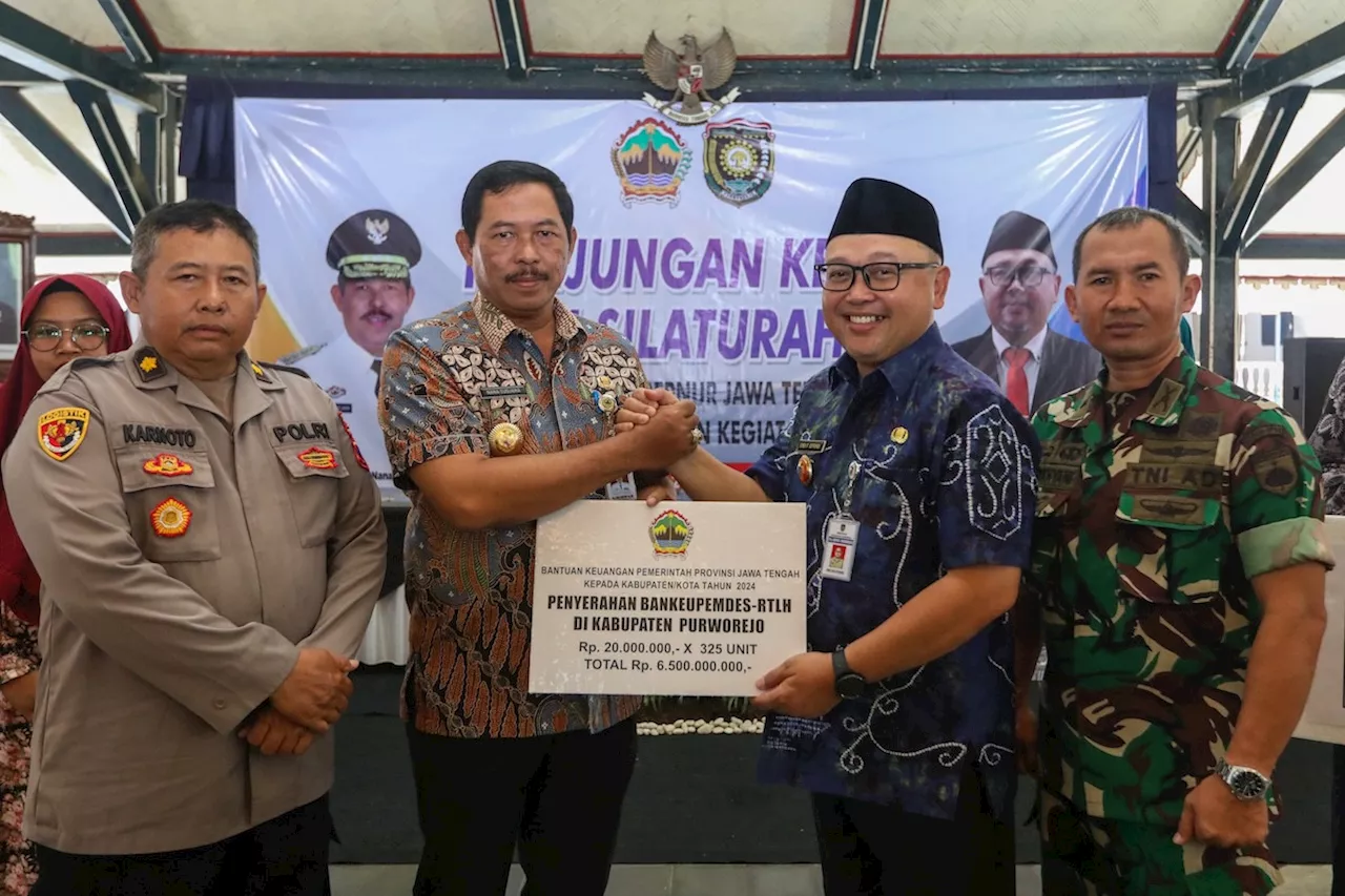 Pj Gubernur Jateng Meresmikan 8 Proyek di Purworejo