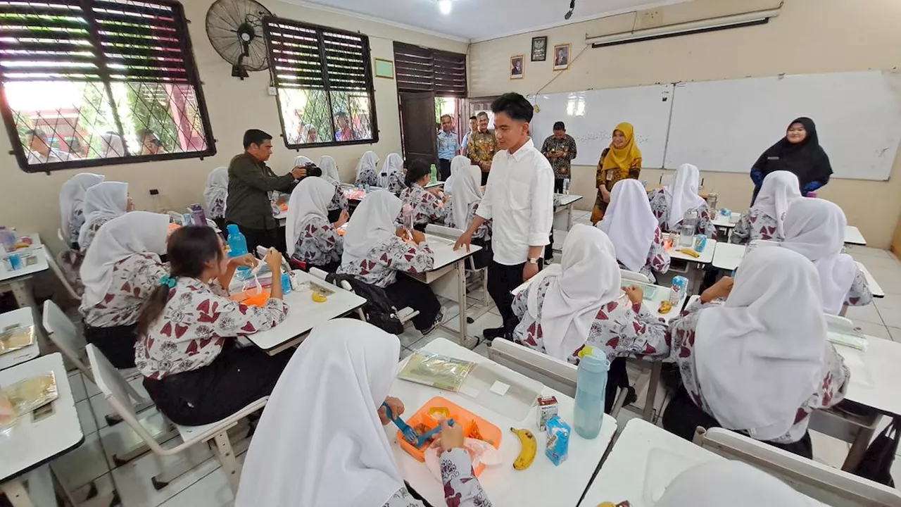 Gibran Pantau Pembagian Makan Bergizi Gratis di SMKN 3 Kota Tangerang