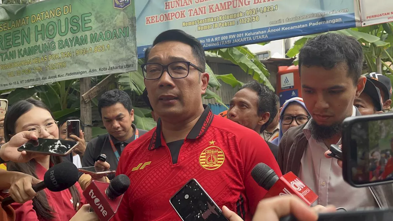 Ridwan Kamil Pakai Jersey Persija saat Blusukan ke Kampung Bayam