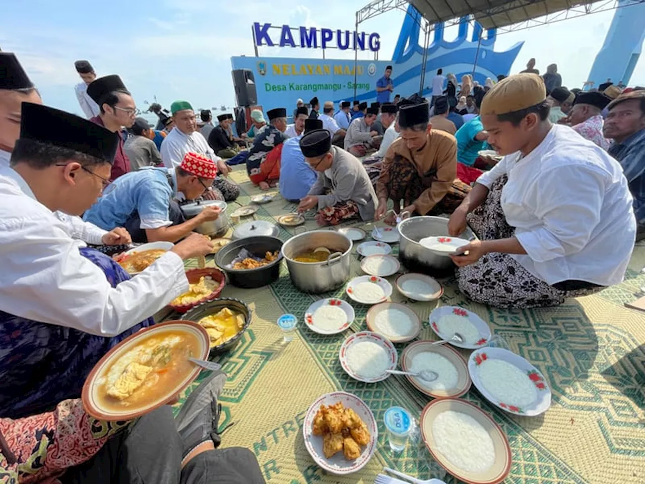 Jagong Bareng Nelayan, Gus Yasin Pesta Bubur Petis Khas Rembang di Pinggir Pantai .