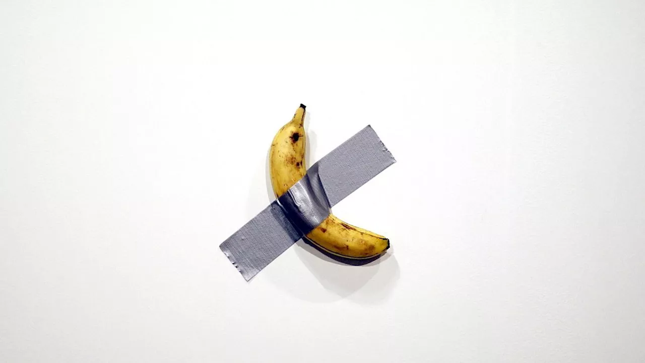 New York, la banana di Maurizio Cattelan venduta per 6,2 milioni di dollari