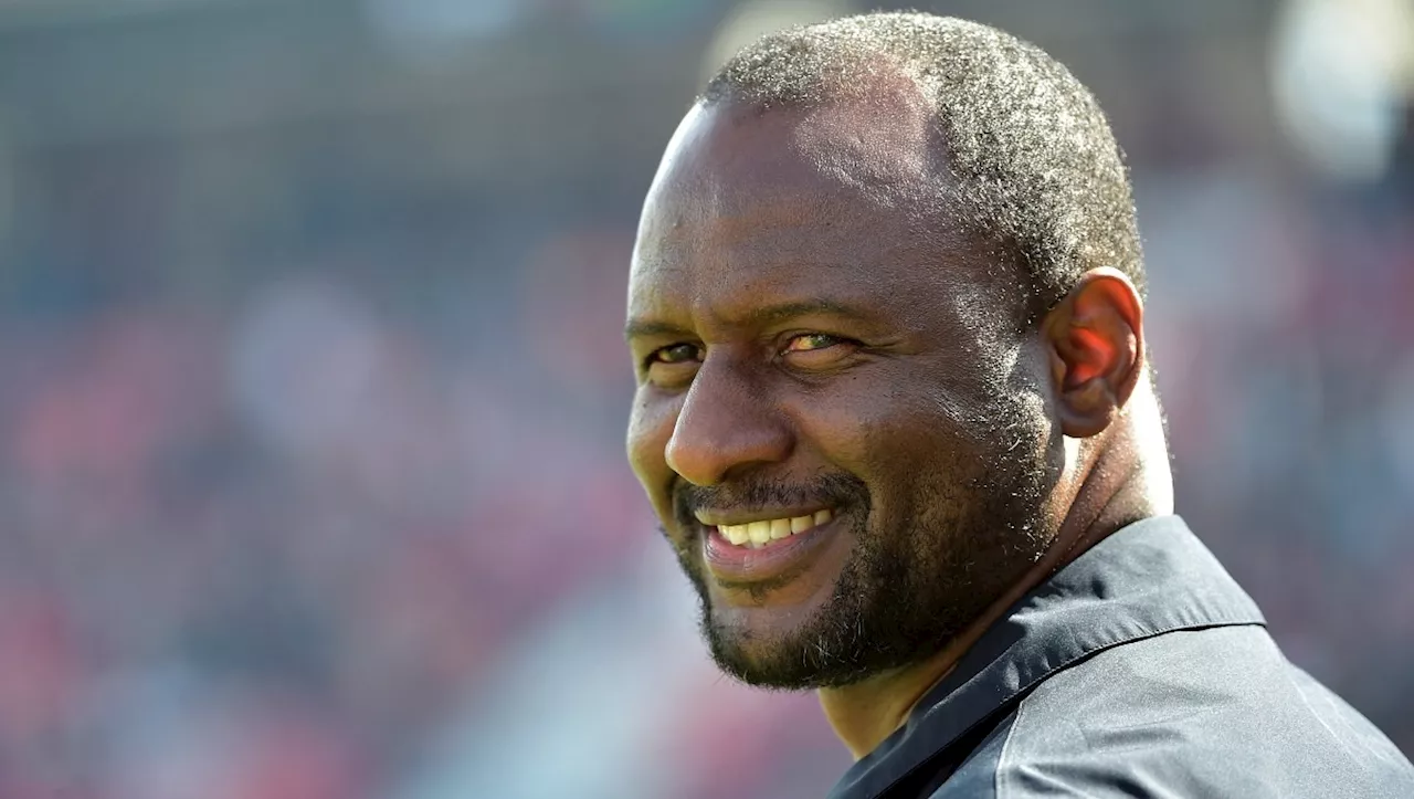 Patrick Vieira llega al banquillo del Genoa para dirigir a Johan Vásquez