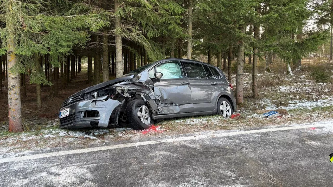 Wintereinbruch: Frontalcrash mit zwei Verletzten