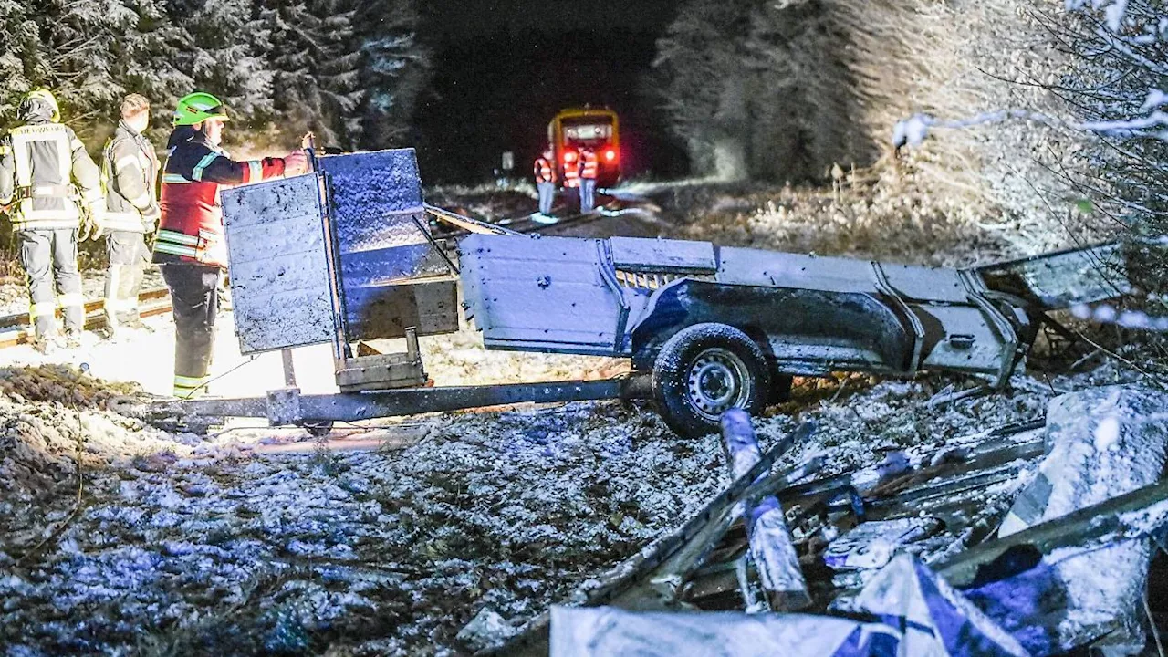 Baden-Württemberg: Zug erfasst Anhänger von Auto