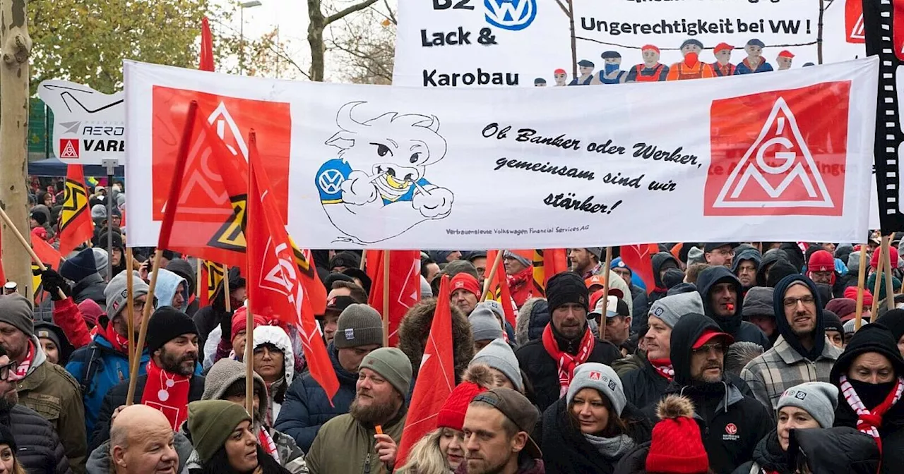 Lautstarker Protest bei VW-Tarifrunde - wird bald gestreikt?