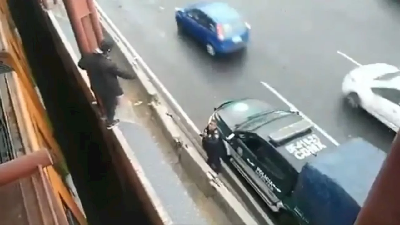 Un hombre trepa al techo de un vagón del Metro; llevaba un cuchillo y mariguana (Videos)