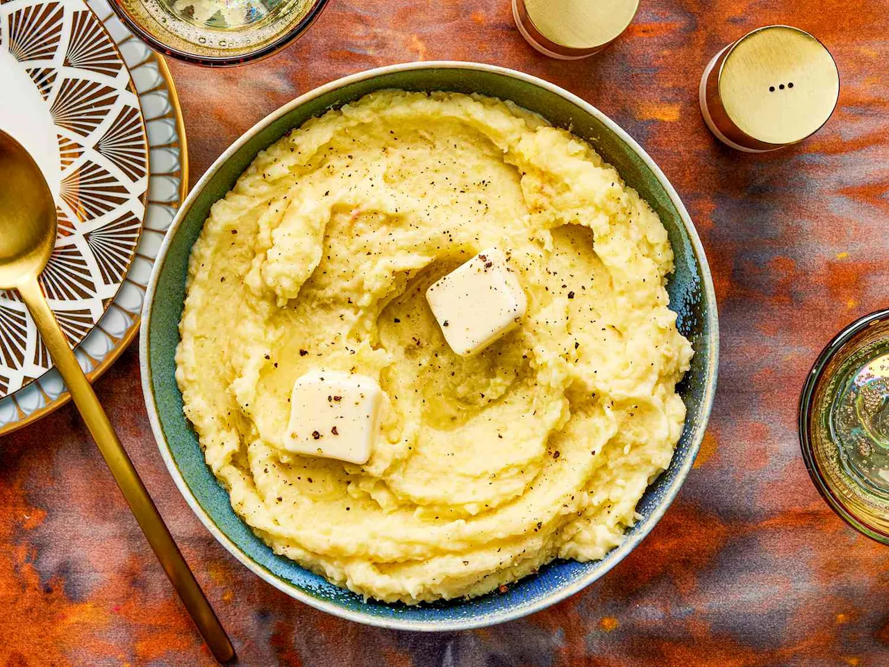 The Secret to These Perfect Garlic Mashed Potatoes Is an Easy Cooking Method You're Probably Not Using