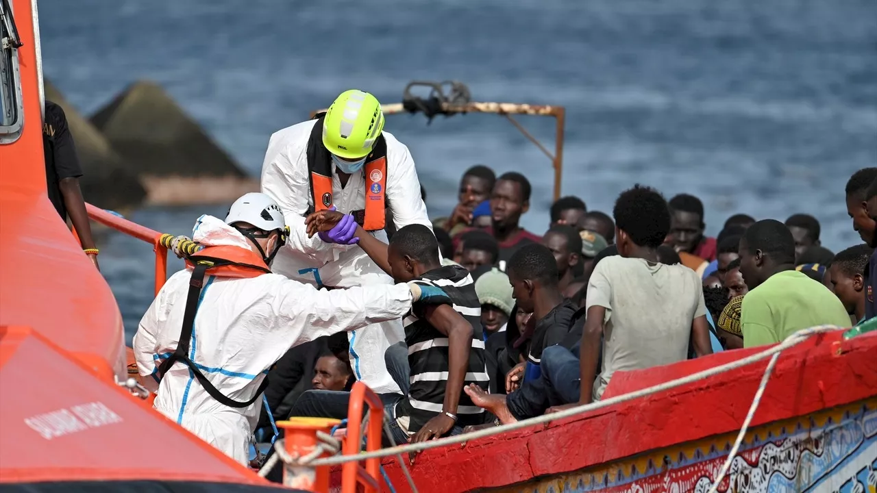 Rescatan tres cayucos con 220 migrantes en aguas próximas a El Hierro y Tenerife