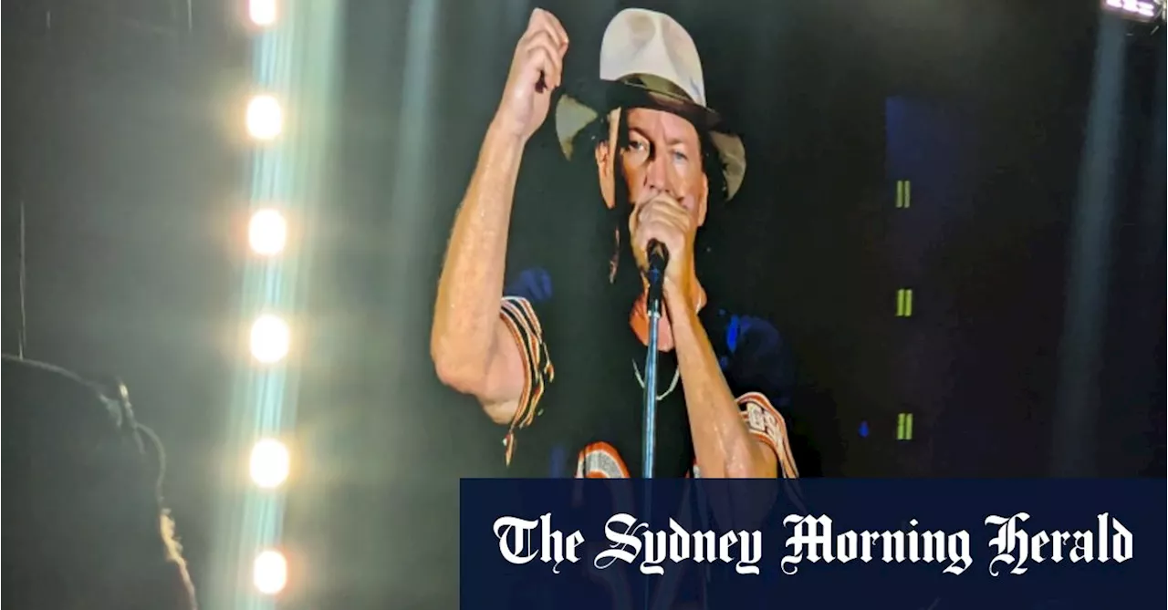 Pearl Jam frontman pauses Sydney show to pay tribute to Laos drink-spiking victims