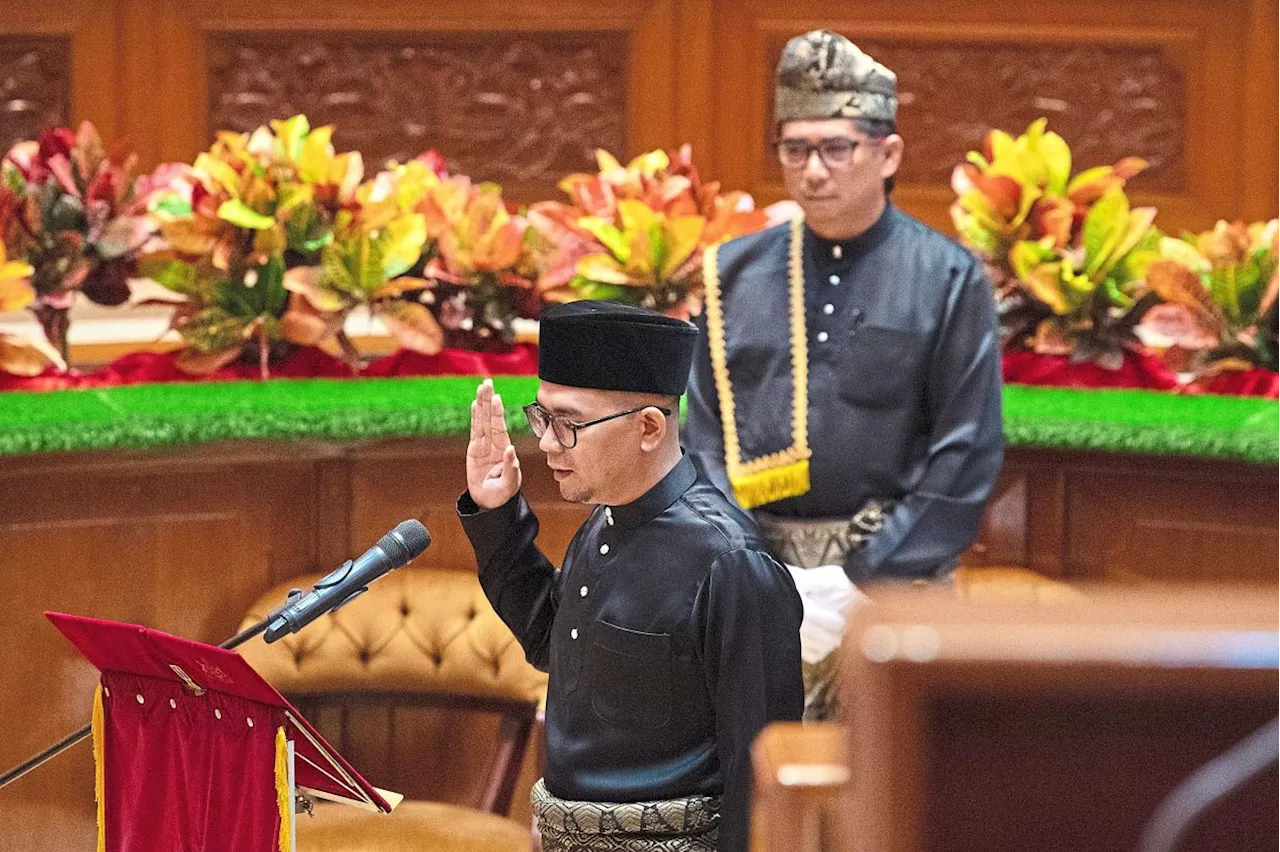 Mohd Azmawi sworn in as new Nenggiri rep