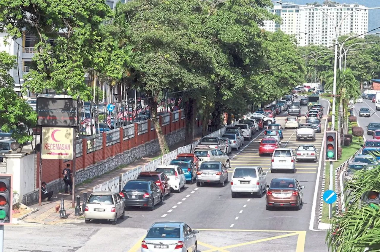 Vehicles in viral video given summonses for parking too close to bus stop, Ipoh cops say