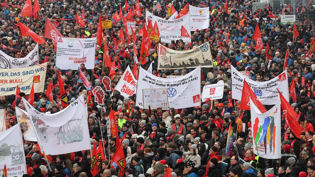 VW-Tarifrunde: Tausende Mitarbeiter protestieren. Gibt es Streik?