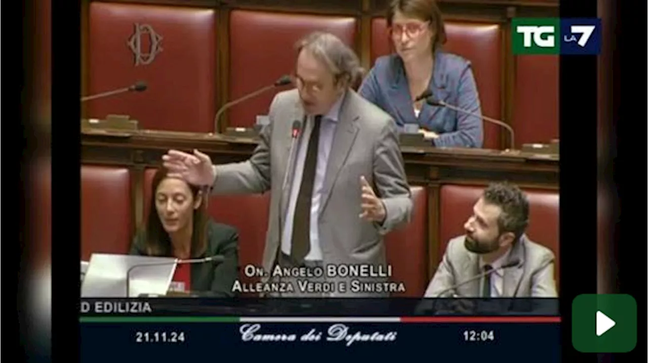 Angelo Bonelli canta in Aula: protesta contro il 'Salva Milano' sulle note di Celentano