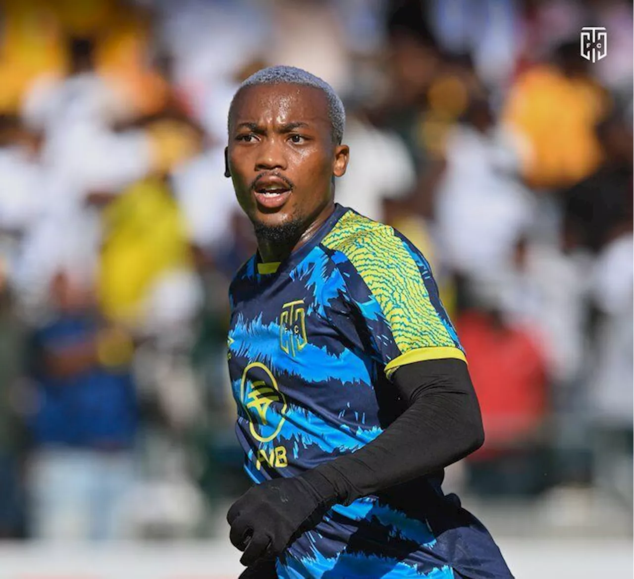 Khanyisa Mayo flirts with Kaizer Chiefs