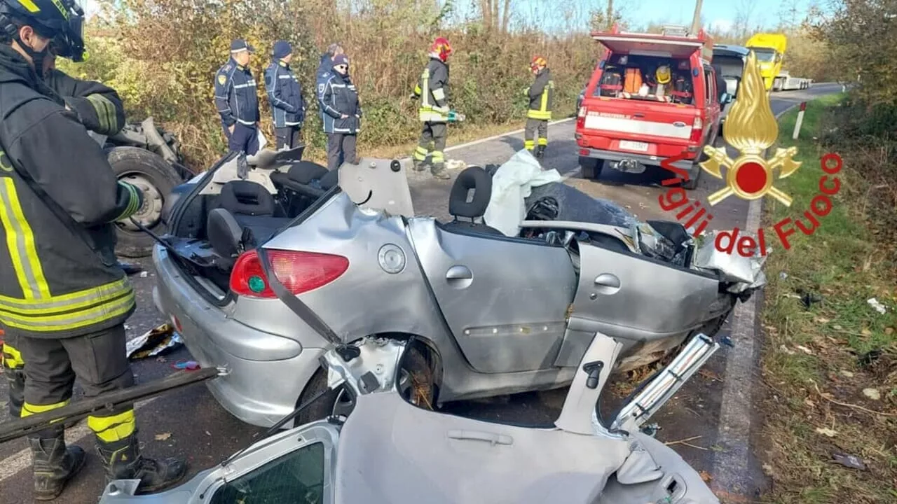 Schianto pauroso contro un camion: giovane muore nell'auto tagliata in due