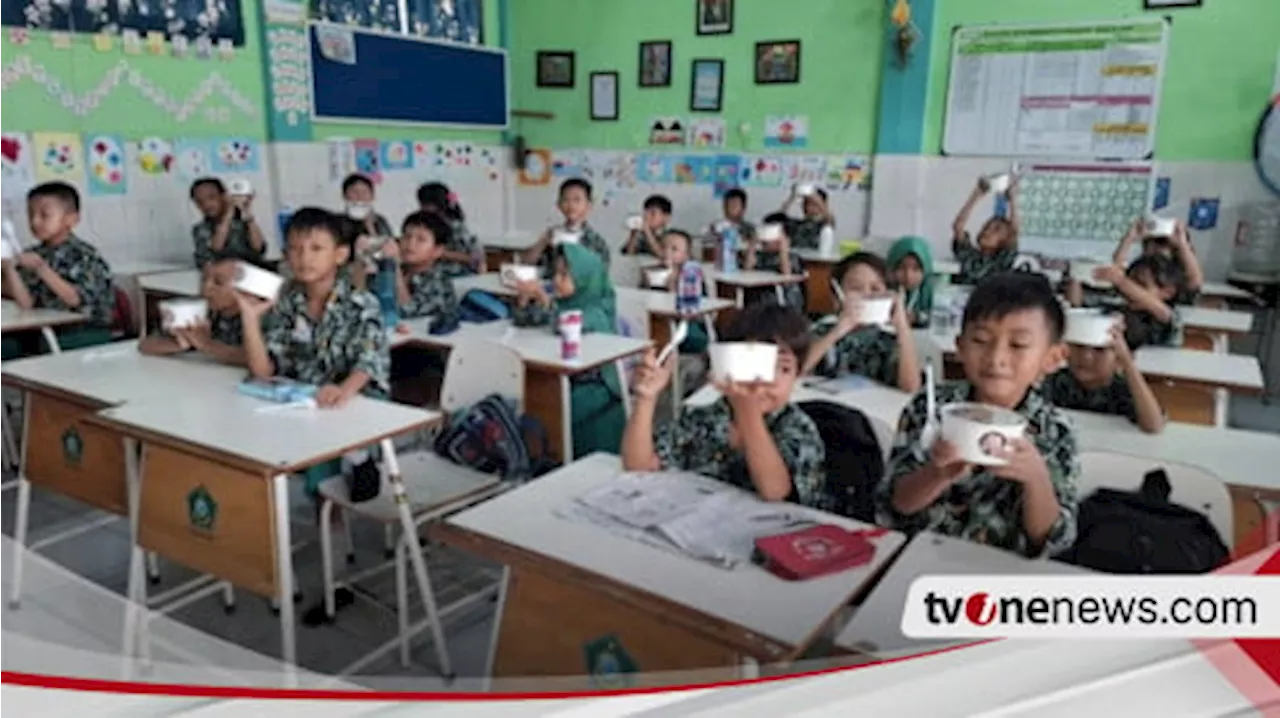 Peringati Hari Ikan Nasional, Ribuan Siswa SD Makan Bareng Ikan Bergizi Gratis