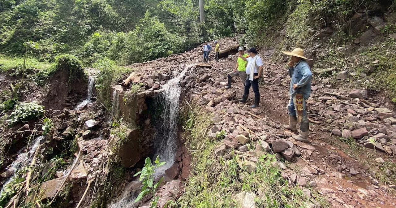 Derrumbes dejan sin vías de acceso a 500 familias de Santander