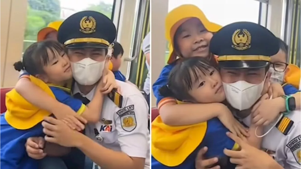 Viral Anak-Anak SD Gemas Berfoto dengan Masinis LRT, Netizen: Lucu Banget Dek!