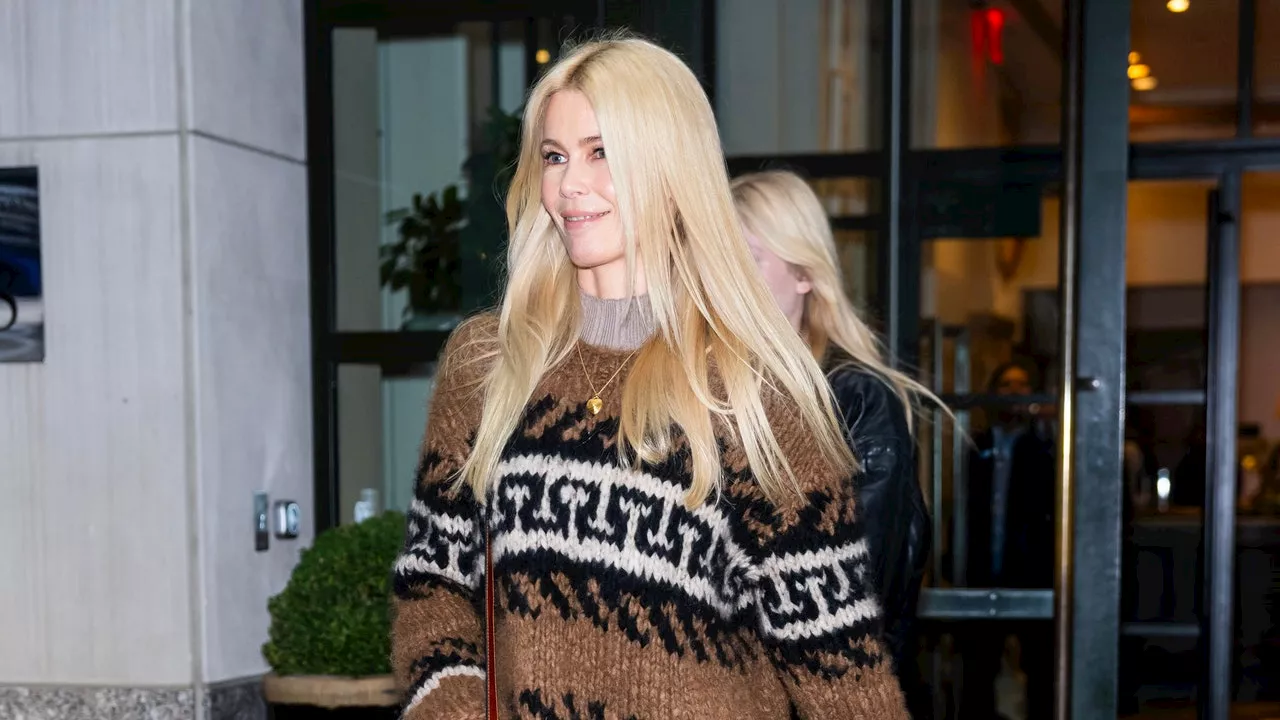 Claudia Schiffer: So stilvoll kombiniert sie ihr Blumenkleid zu slouchy Stiefeln im Winter