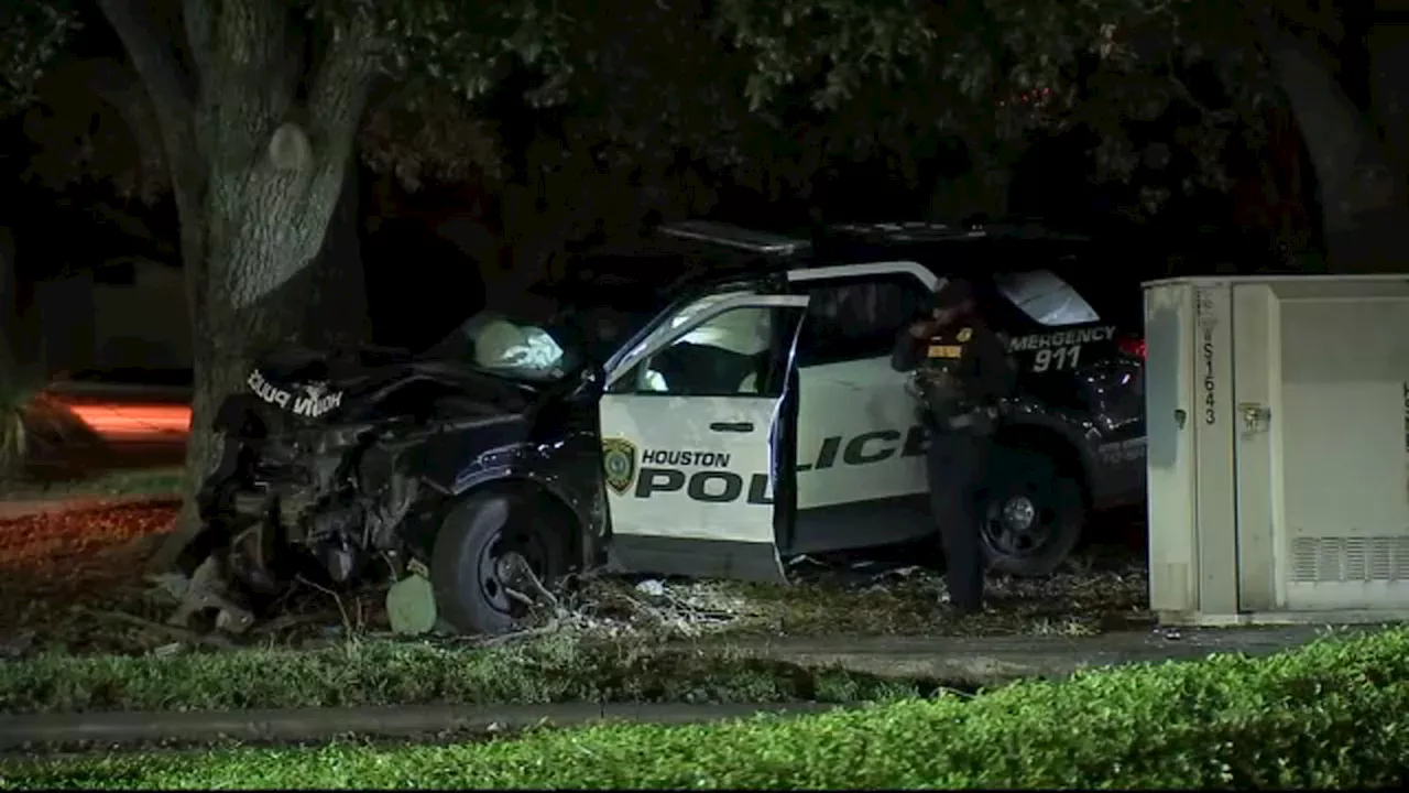 2 HPD officers hospitalized after crashing into tree during chase in southwest Houston, police say