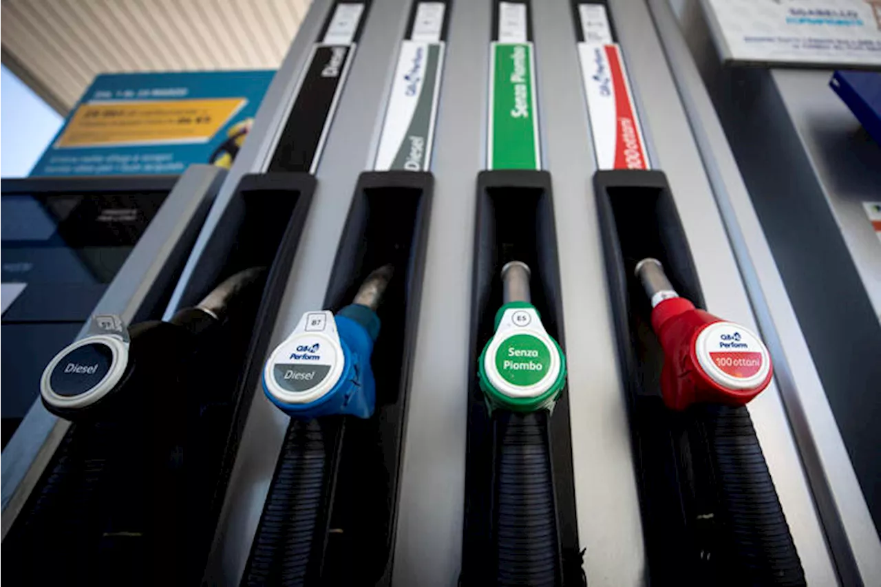 Ancora rialzi per carburanti, verde self 1,758 euro al litro