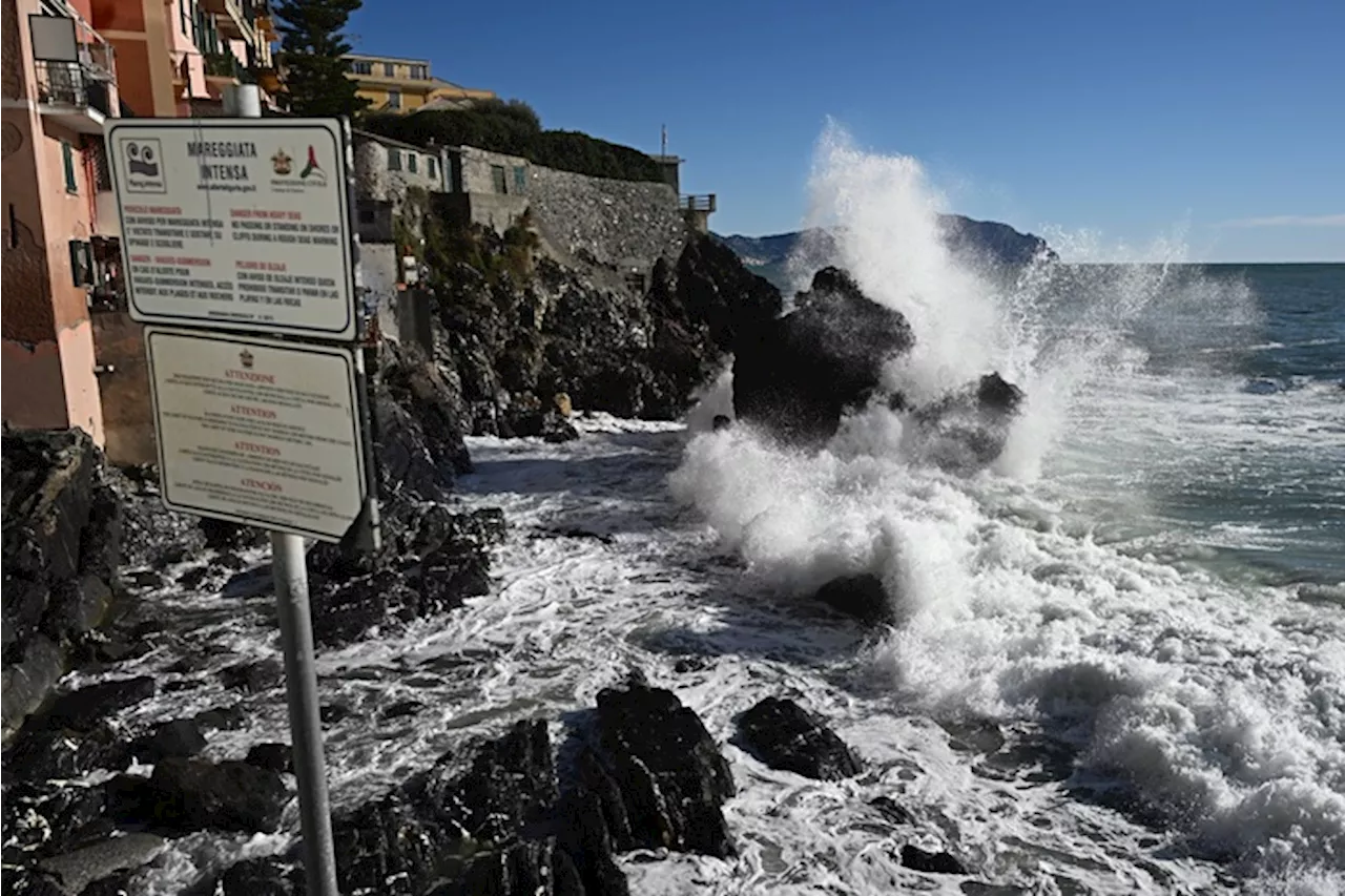 La costa genovese sferzata da una intensa mareggiata