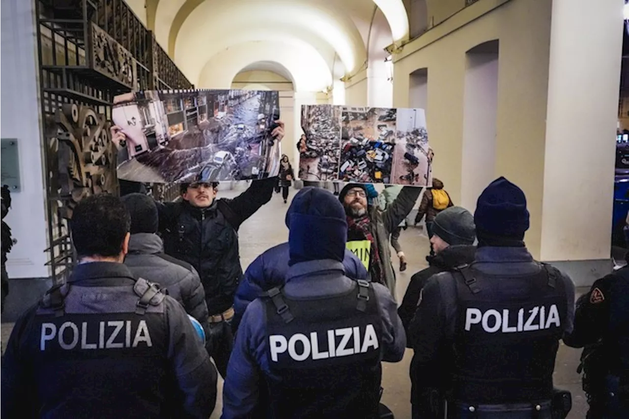 Torino, ambientalisti manifestano all'inaugurazione del TFF