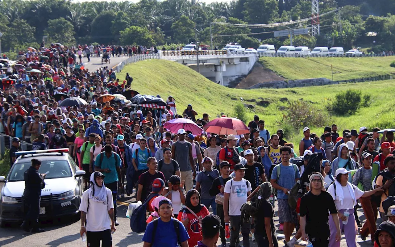 Caravana migrante denuncia cerco policial y 'trato de animales' en Chiapas