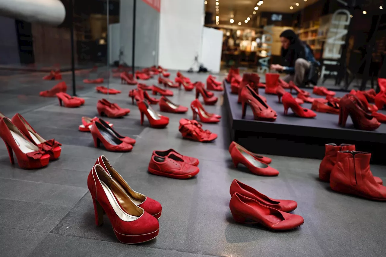 ‘Zapatos Rojos’: una instalación que llama a recordar feminicidios y desaparecidas en México