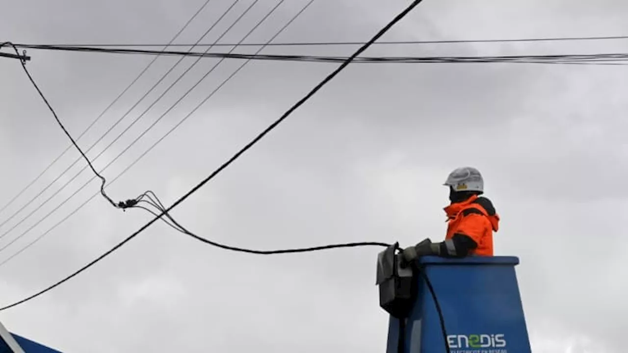 Neige en Normandie: encore 60.000 foyers privés d'électricité, des 'interventions difficiles' selon Enedis