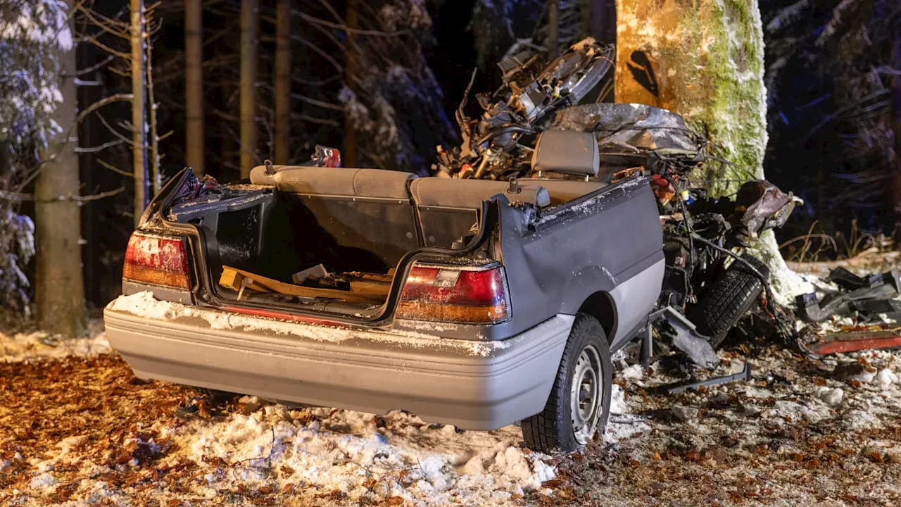 Unfall in Sachsen: Fahranfänger (18) rast gegen Baum