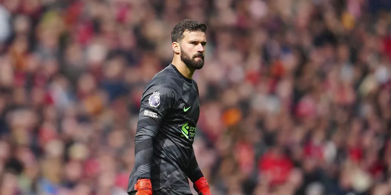 Sudah Latihan, Arne Slot Tunda Comeback Alisson di Liverpool