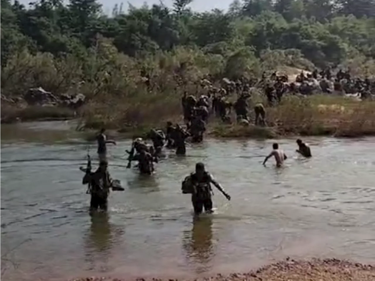 छत्तीसगढ़ के सुकमा में मुठभेड़ में 10 नक्सली मारे गए: ओडिशा के रास्ते आए थे; मौके से 3 ऑटोमैटिक हथियार बराम...