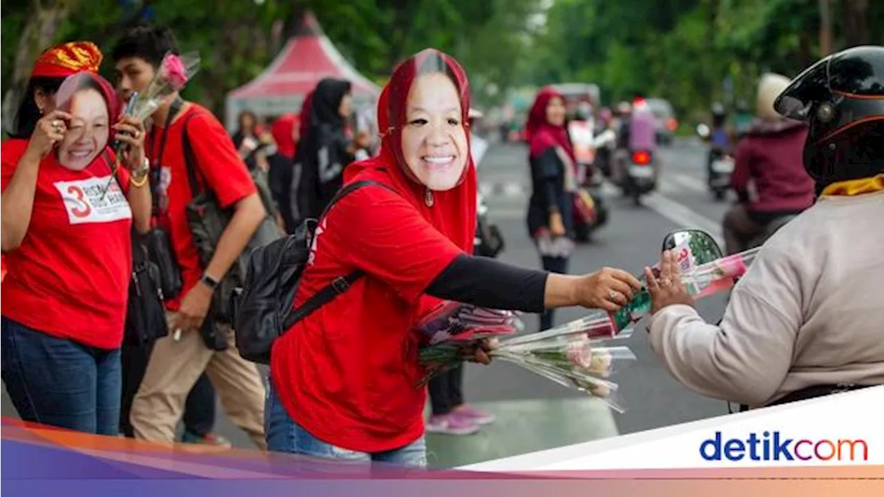 Relawan JAKA Pakai Topeng Risma Kampanyekan SMA/SMK Gratis