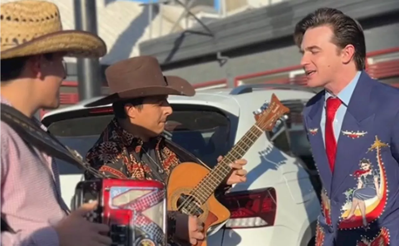 Drake Bell canta intro de 'Drake & Josh' al ritmo del regional mexicano