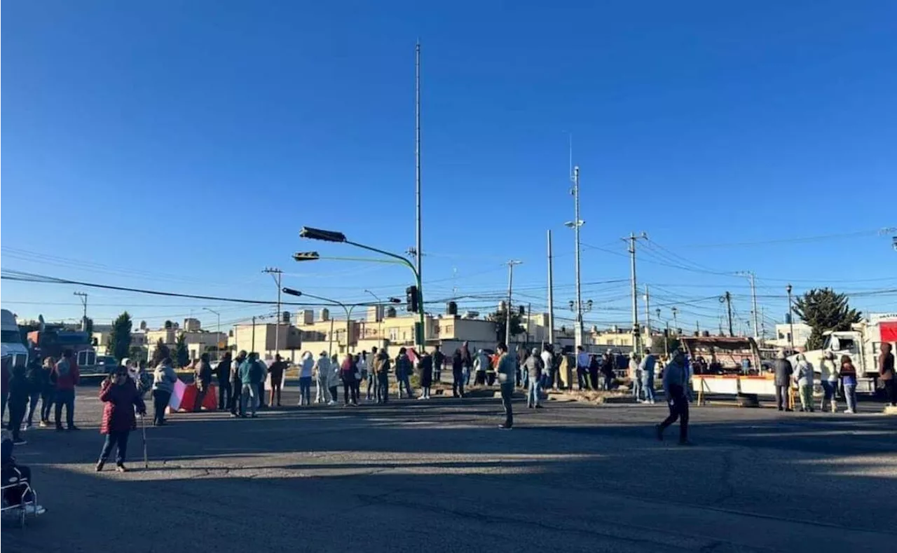 Vecinos protestan por construcción de albergue para migrantes en Pachuca; provocan severo caos vial