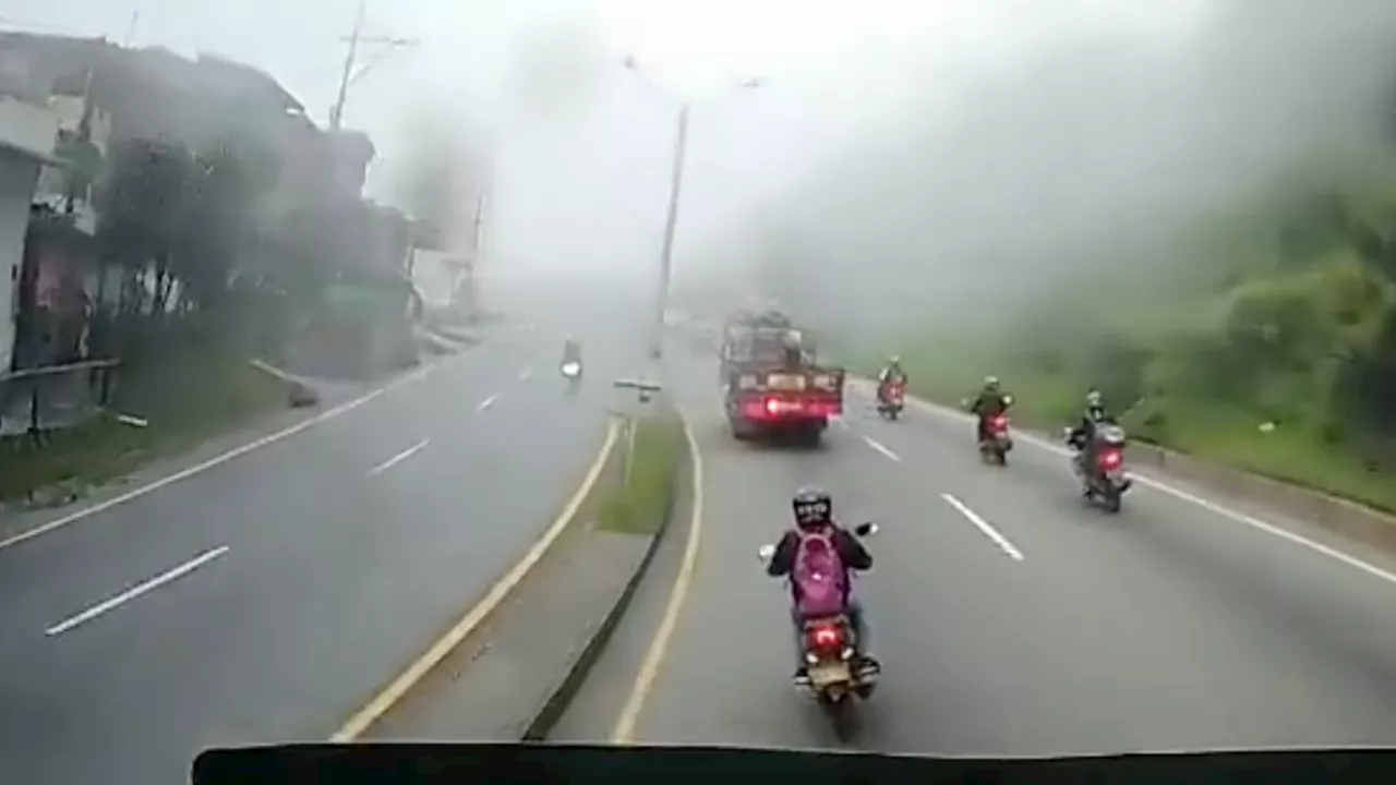 (Video) Impactante choque múltiple de tres motos con un bus en la autopista Medellín