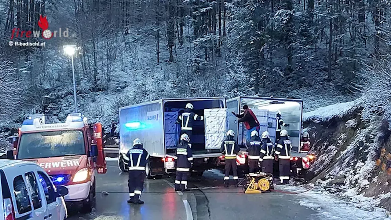 Oö: Betriebsmittelaustritt in Wiese und Bach nach Lkw-Pkw-Unfall in Bad Ischl