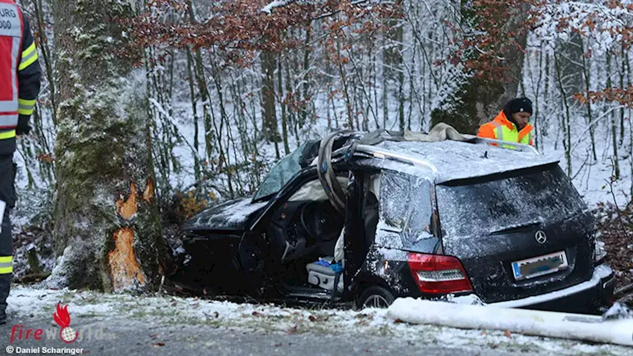 Oö: Pkw prallt in Tarsdorf gegen Baum → 33-Jährige tödlich verletzt