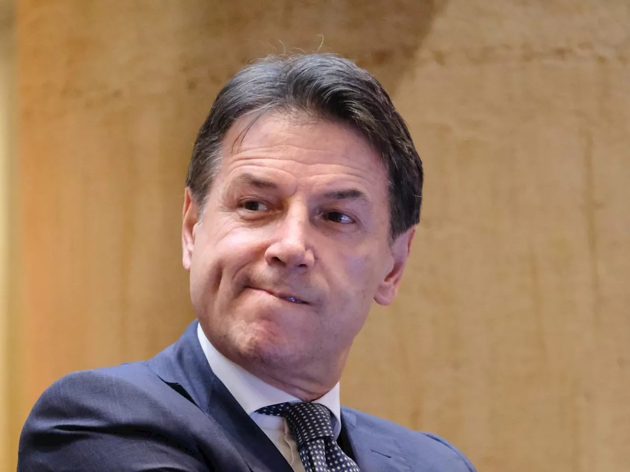 Conte sfida la fronda M5s: dobbiamo stare con il Pd