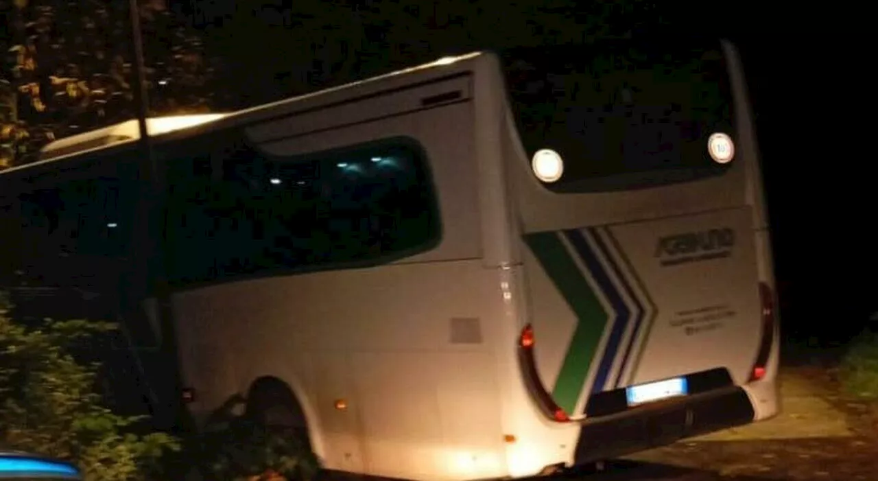 Frosinone, il navigatore sbaglia percorso: bus sostitutivo per i pendolari bloccato in una strada di campagna