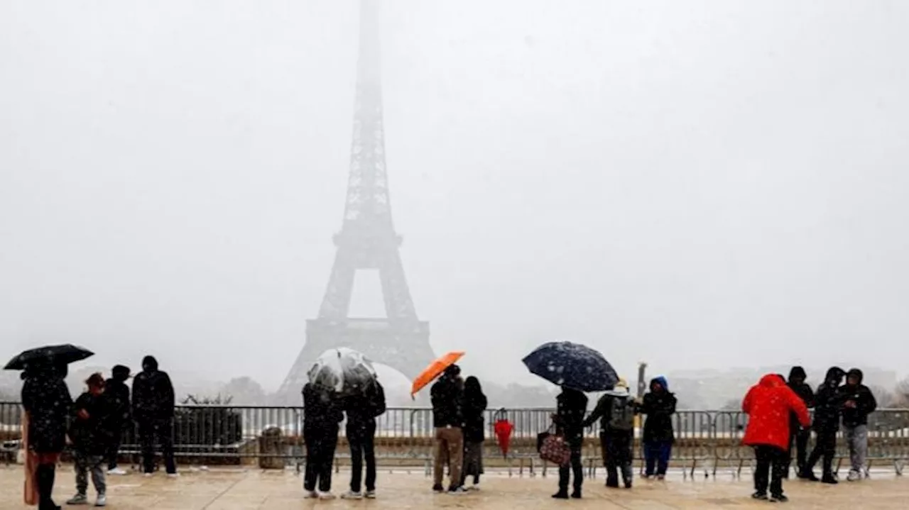 Nevada histórica en París: monumentos teñidos de blanco y caos en el transporte