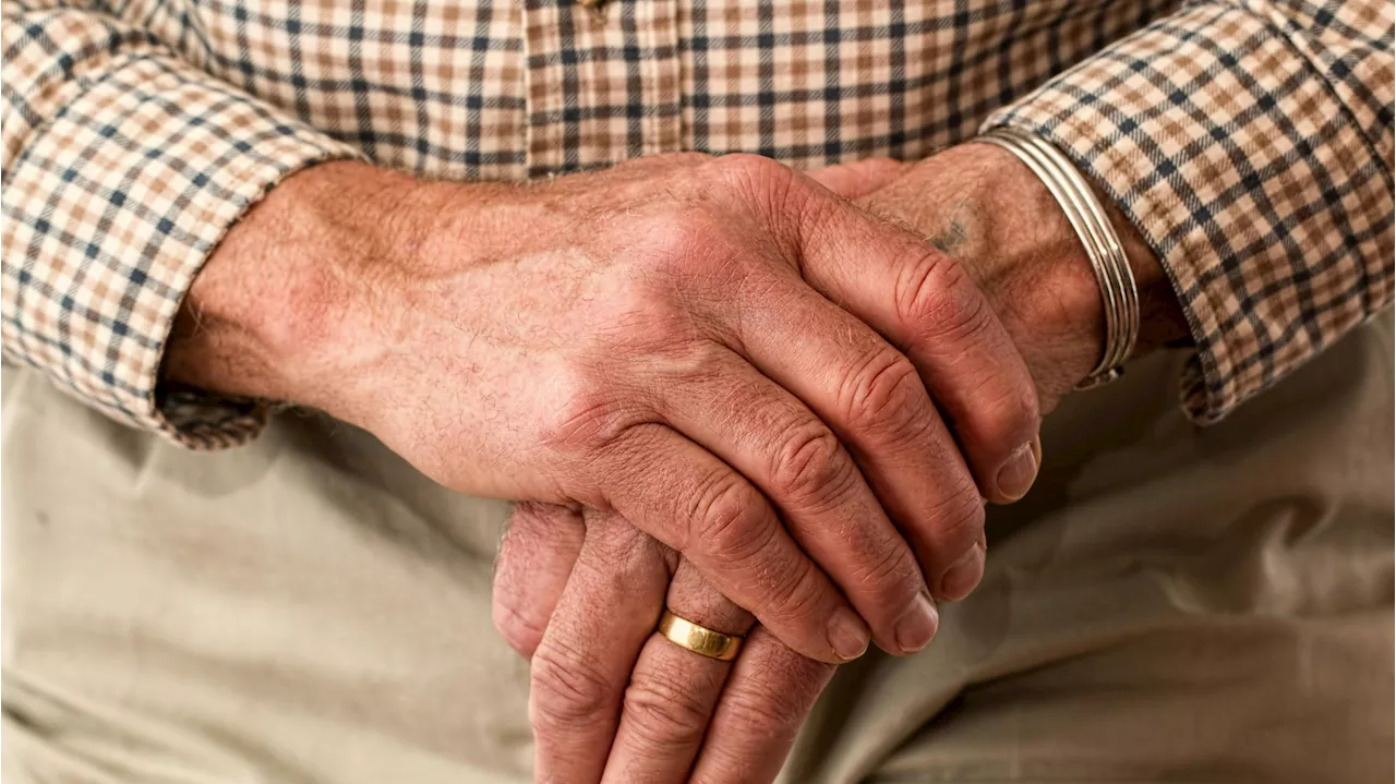 Una residencia de Barcelona, multada por dejar sin comer 15 horas a los ancianos