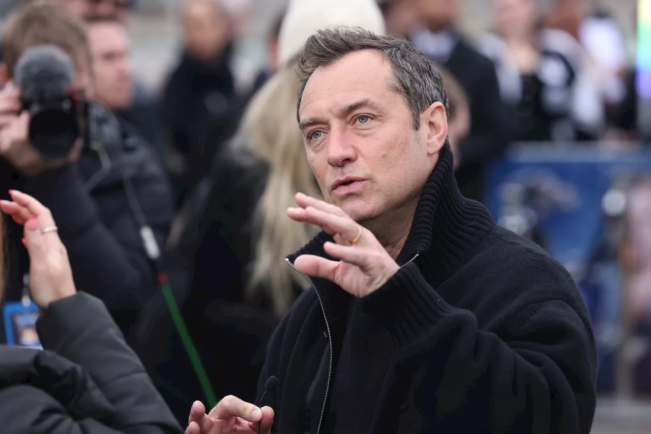 Jude Law per il clima, contro i giganti del fossile: «Pagate per i danni al Pianeta»