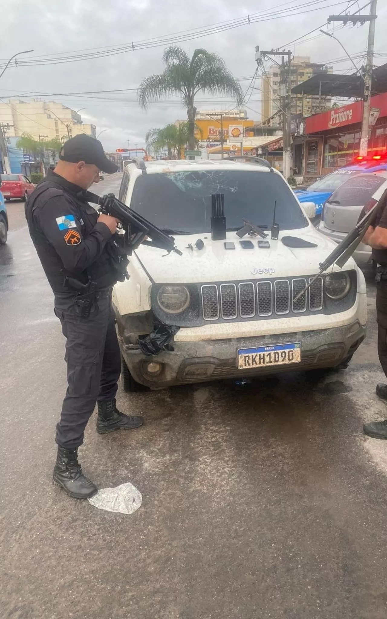 PM prende quatro suspeitos por roubo de carga após tentativa de fuga, em Itaboraí